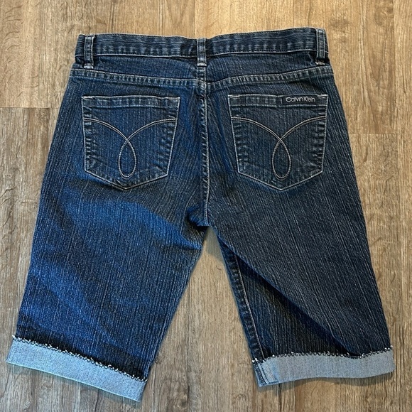 CALVIN KLEIN JEAN SHORTS SIZE(4) - Picture 6 of 9